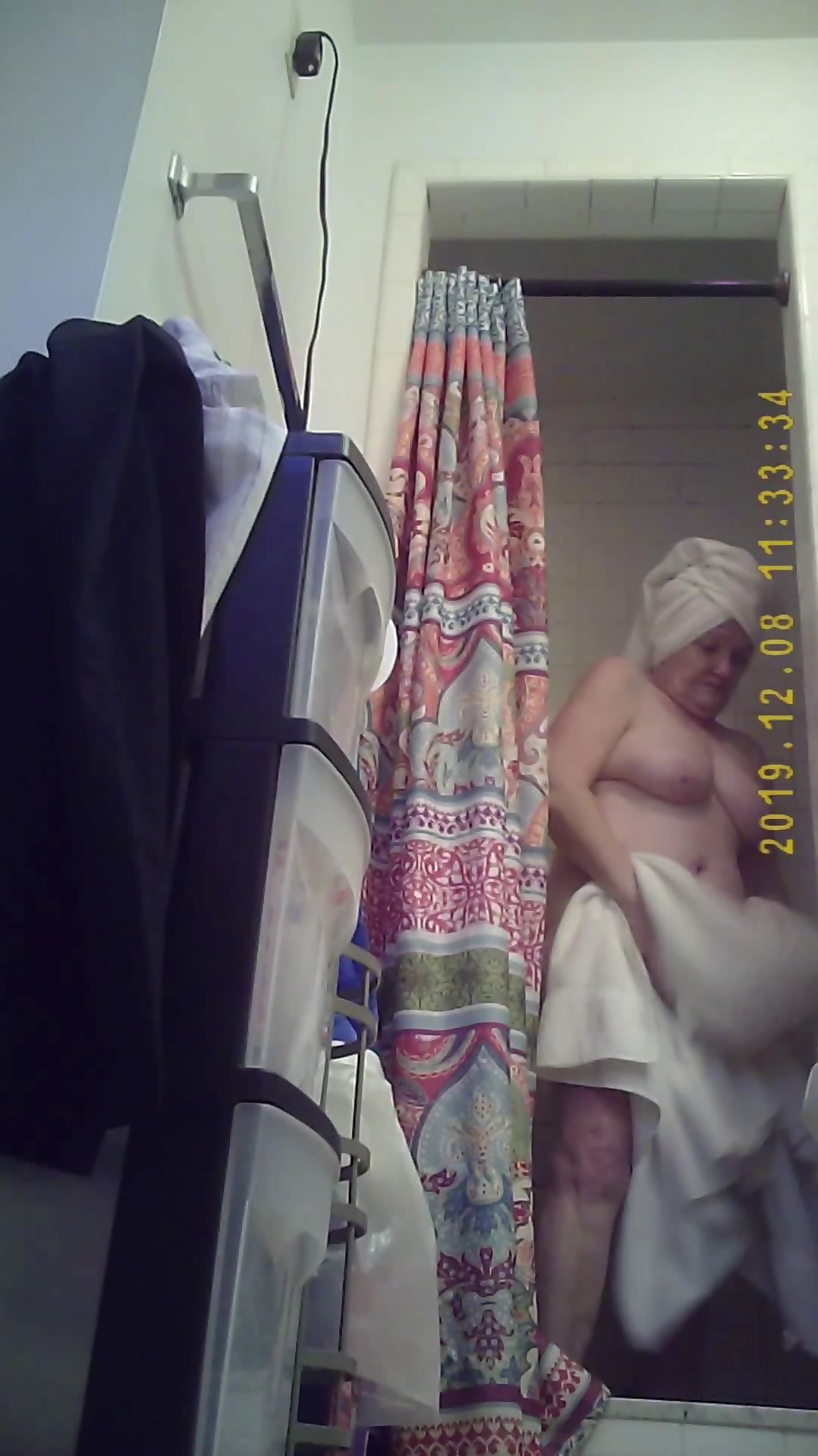 peeping tom on naked grandma foto