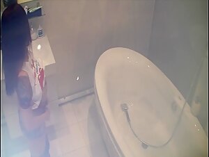 Spying onvoy stepdaughter Scarlett toying in bath