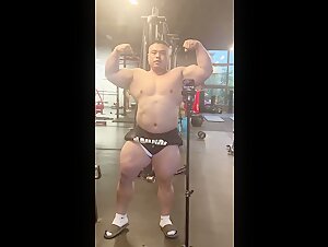 beefymuscle.com - Massive muscle stud!